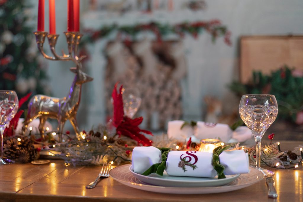 Роскошные многоразовые рождественские крекеры для идеального рождественского стола
