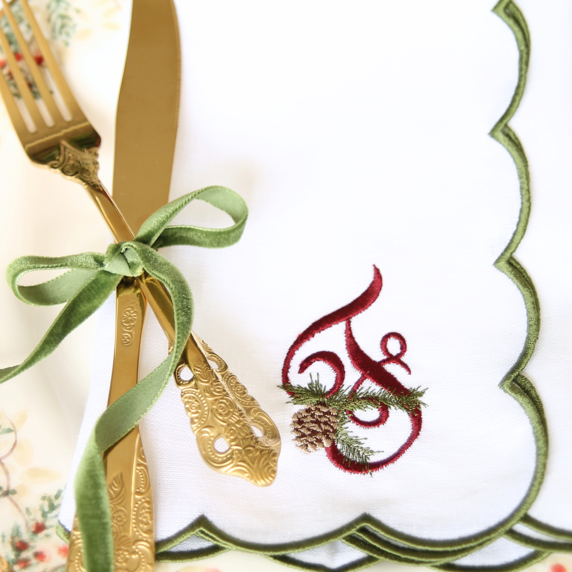 LINEN SCALLOP NAPKINS -White & Green Scallop Napkin with Christmas Pine Monogram