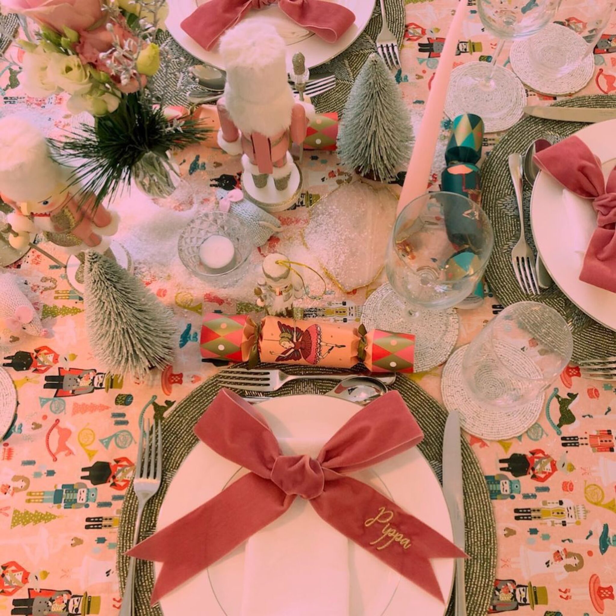 Christmas Table Styling Ideas From Bright and Bold to Traditional Luxe