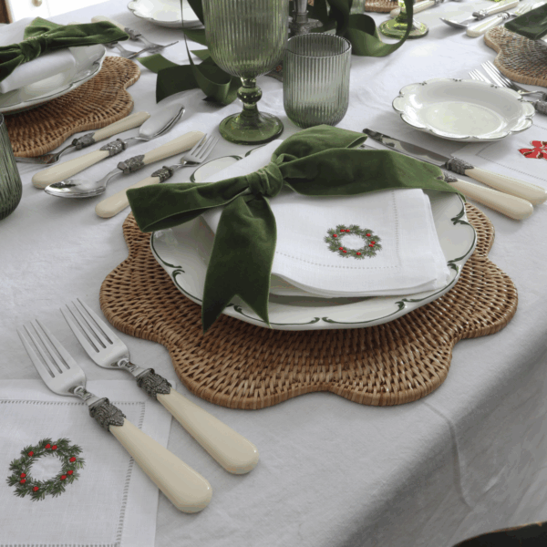 LINEN HEMSTITCH NAPKIN Set of 4 embroidered Christmas Napkins Wreath