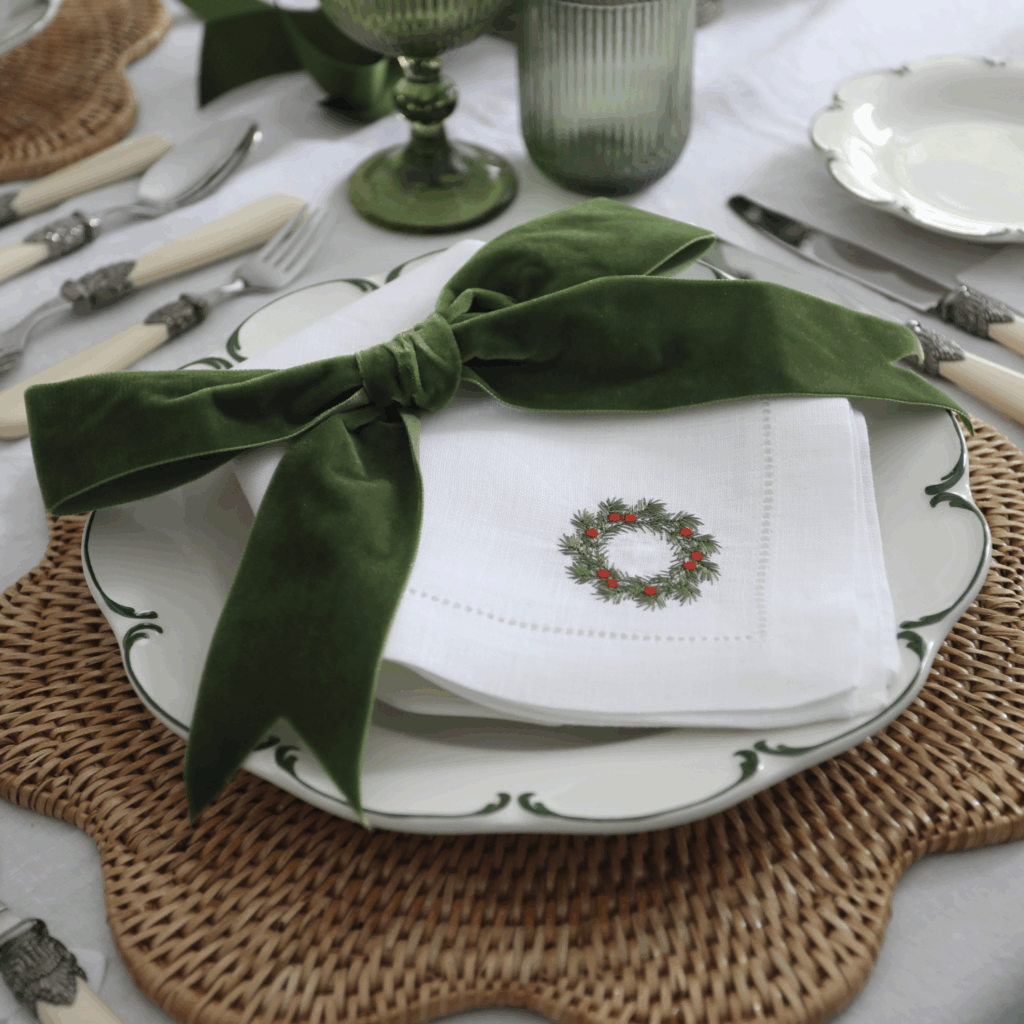 LINEN HEMSTITCH NAPKIN Set of 4 embroidered Christmas Napkins Wreath