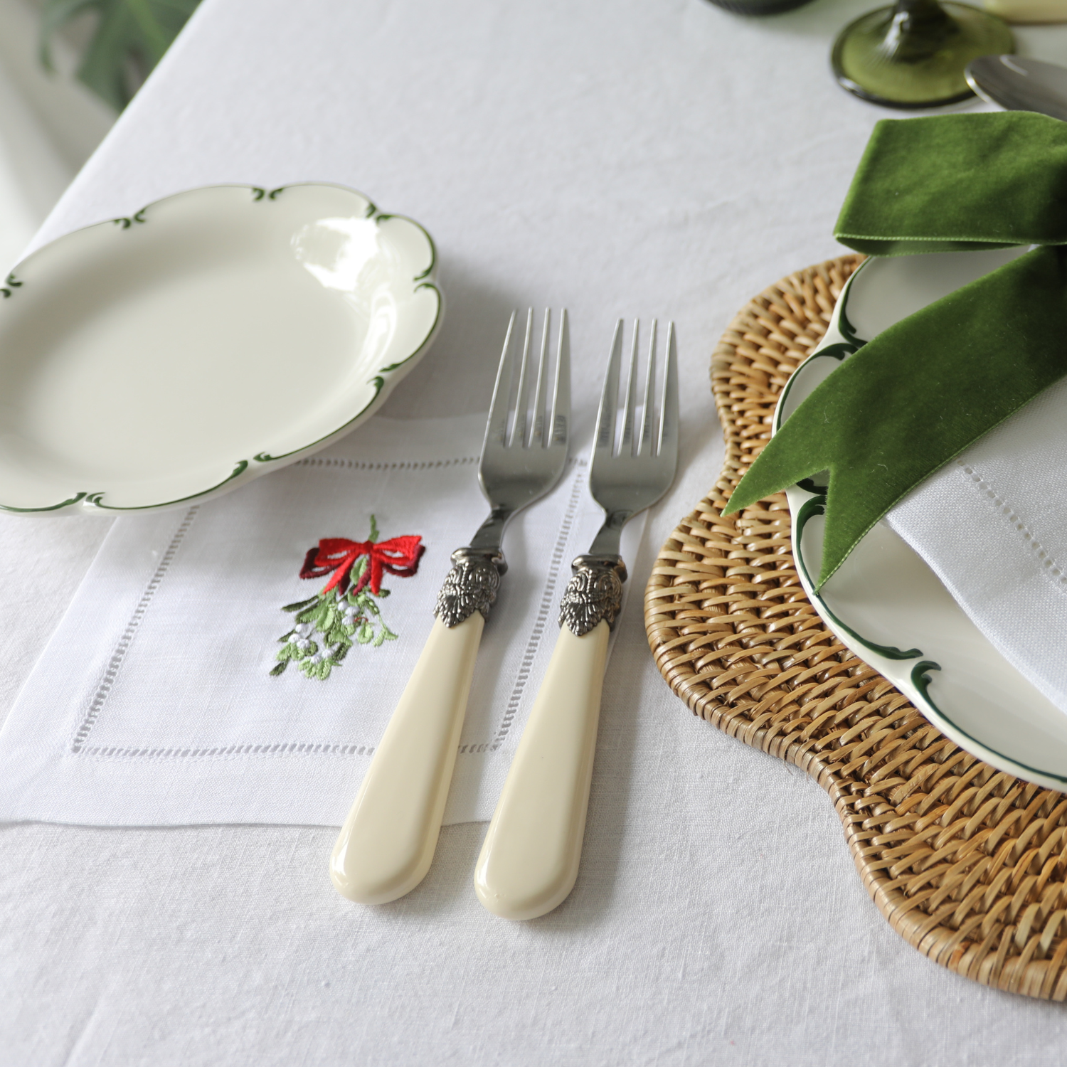 LINEN HEMSTITCH COCKTAIL NAPKINS Set of 4 embroidered Christmas Cocktail Napkins mistletoe