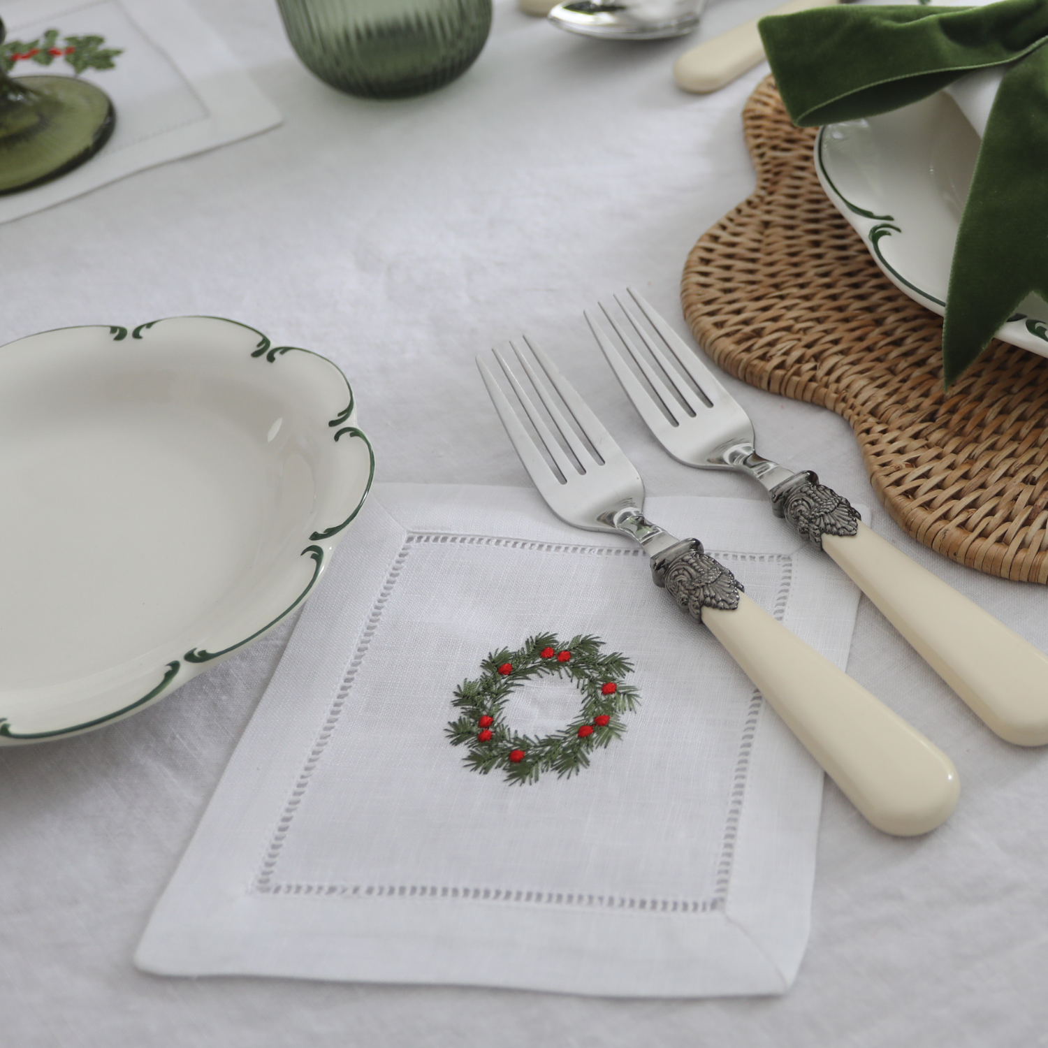 LINEN HEMSTITCH COCKTAIL NAPKINS Set of 4 embroidered Christmas Cocktail Napkins wreath