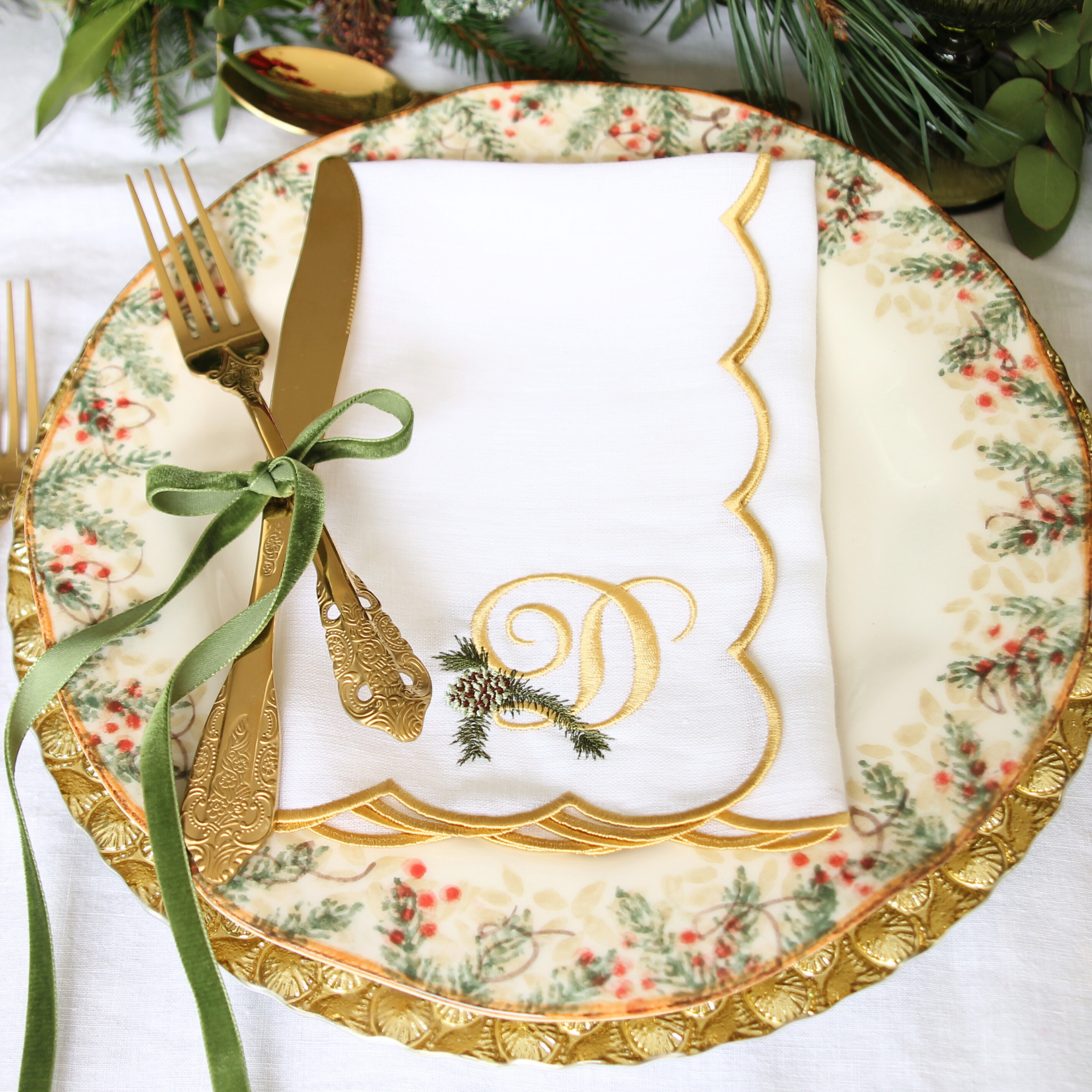 LINEN SCALLOP NAPKINS -White & Gold Scallop Napkin with Christmas Pine Monogram
