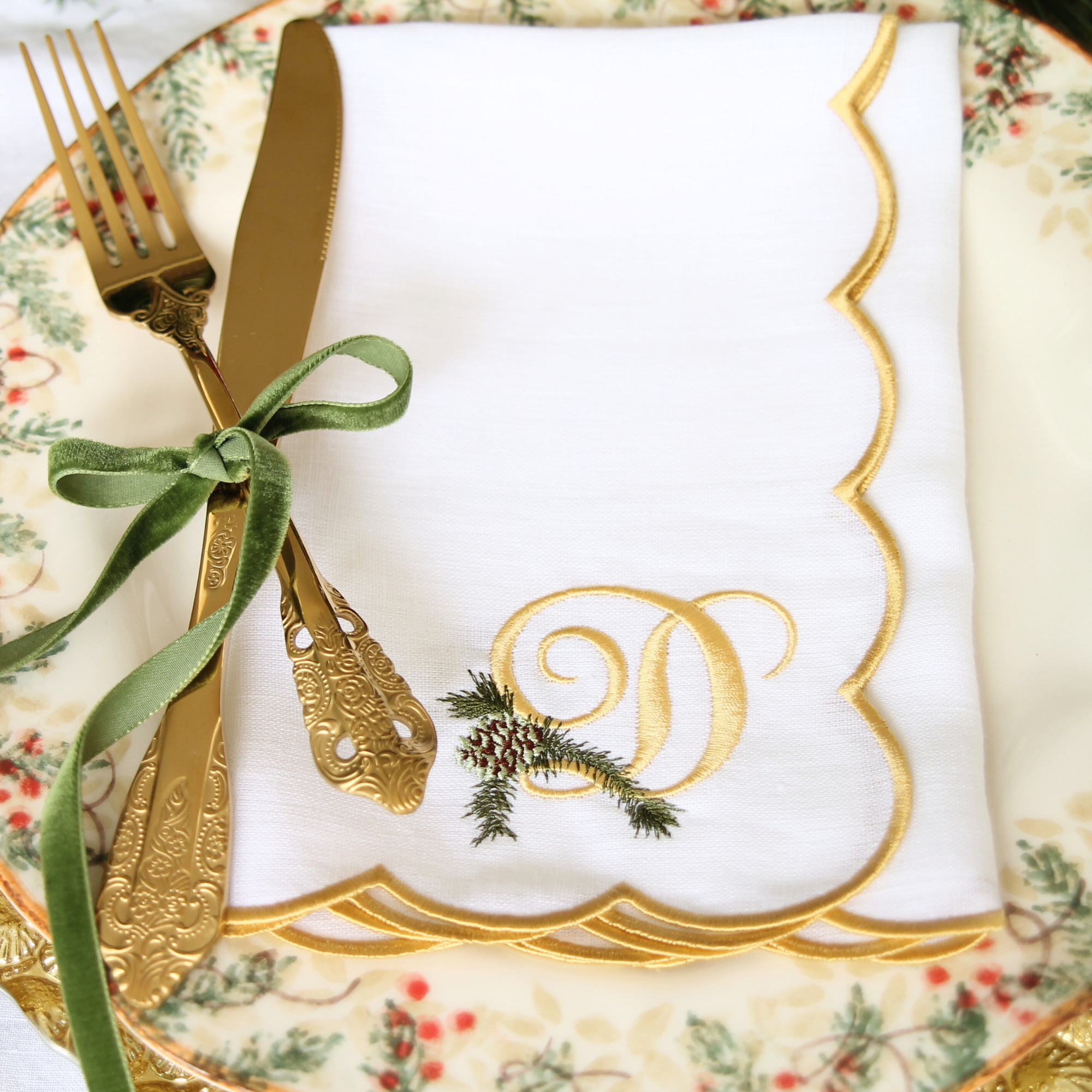 LINEN SCALLOP NAPKINS -White & Gold Scallop Napkin with Christmas Pine Monogram