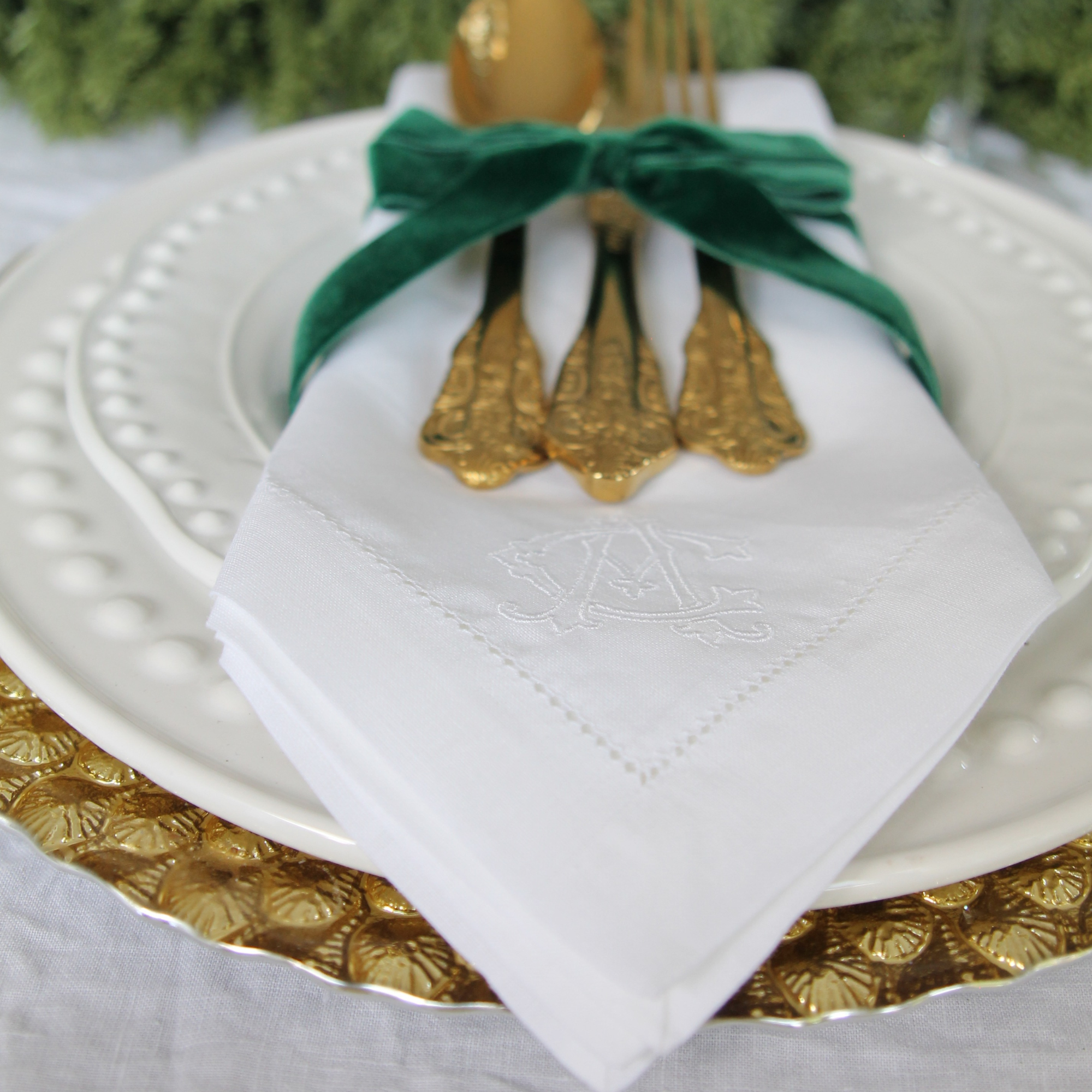IRISH LINEN HEMSTITCH NAPKIN - Chic Outline Monogram Napkin